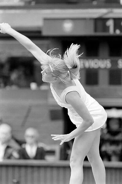 Wimbledon 80, 5th day. Sue Barker v. Mrs. P. C. Dent. June 1980 80-3345-001