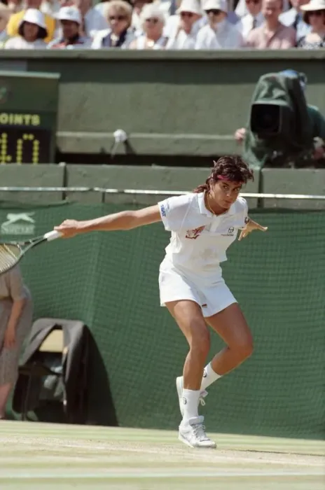Framed Print : Wimbledon Ladies Tennis Final. Steffi Graf v. Gabriella Sabatini. July 1991 91-4293-175