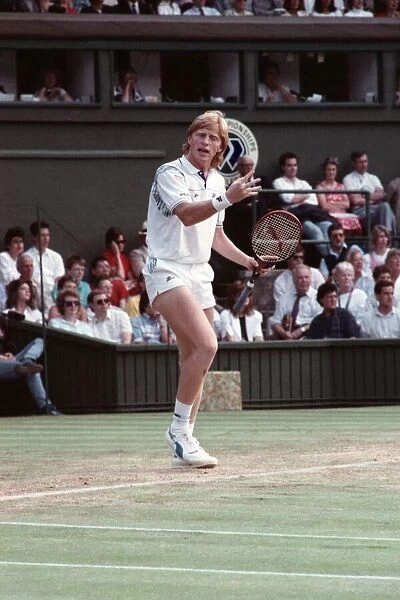 Wimbledon Tennis. Boris Becker v. Pat Cash. June 1988 88-3488-101