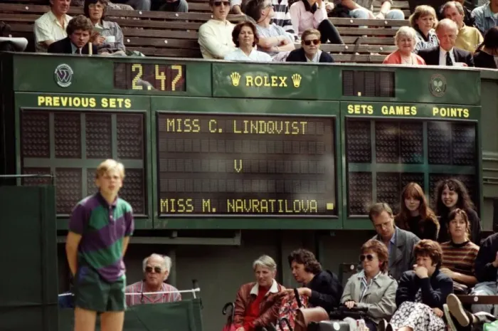 Framed Print : Wimbledon Tennis. Catarina Lindqvist v. Martina Navratilova. July 1991 91-4178-039