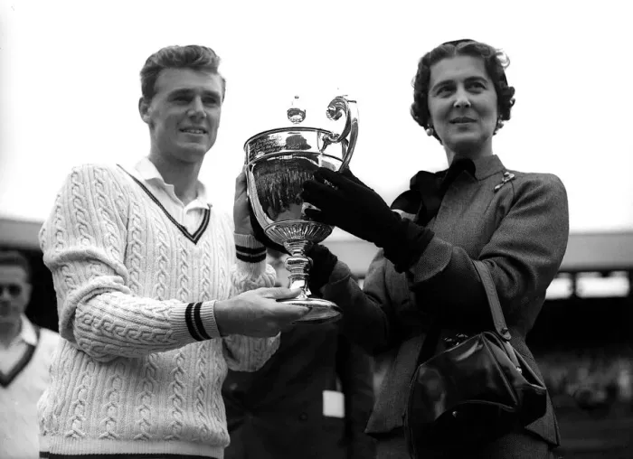 Framed Print : Wimbledon Tennis Championships - 1952 Duchess of Kent present Frank Sedgman with Framed Print : Wimbledon Tennis Championships - 1952 Duchess of Kent present Frank Sedgman with