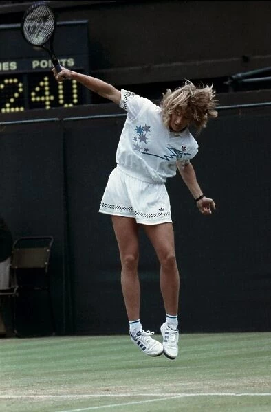 Wimbledon Tennis. Graf v. Fernandez. June 1988 88-3442-012