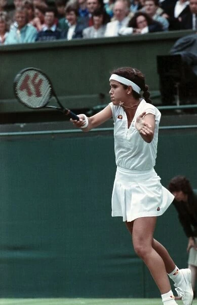 Wimbledon Tennis. Graf v. Fernandez. June 1988 88-3442-015