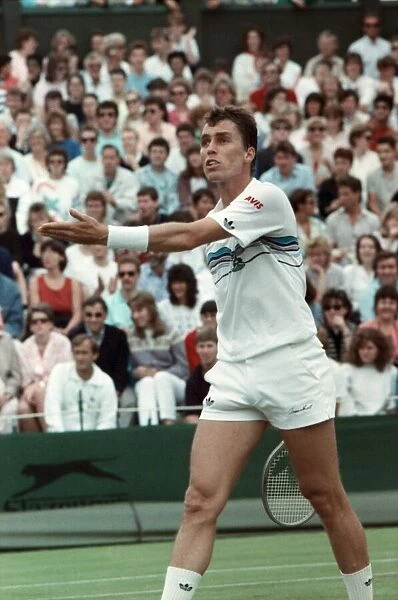Wimbledon Tennis. Ivan Lendl v. Michiel Schapers. June 1988 88-3397-026