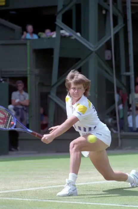 Framed Print : Wimbledon Tennis. Martina Navratilova v. Hanna Mandlikova. July 1989 89-3958-011 Framed Print : Wimbledon Tennis. Martina Navratilova v. Hanna Mandlikova. July 1989 89-3958-011