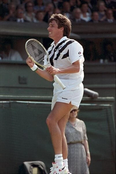 Wimbledon Tennis. Michael Stich v. Stefan Edberg. July 1991 91-4275-025