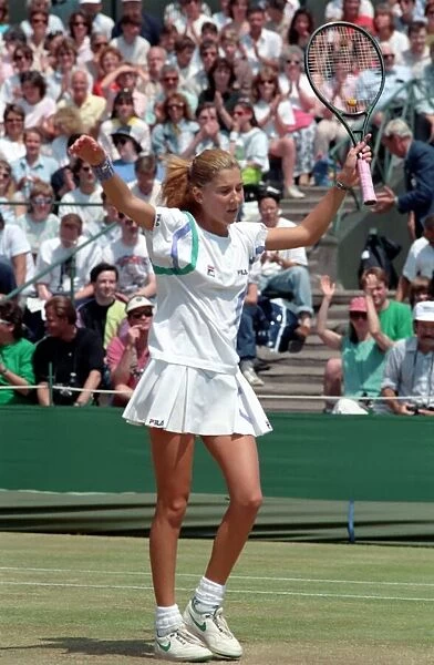 Wimbledon Tennis. Monica seles. Action. June 1989 89-3908-063