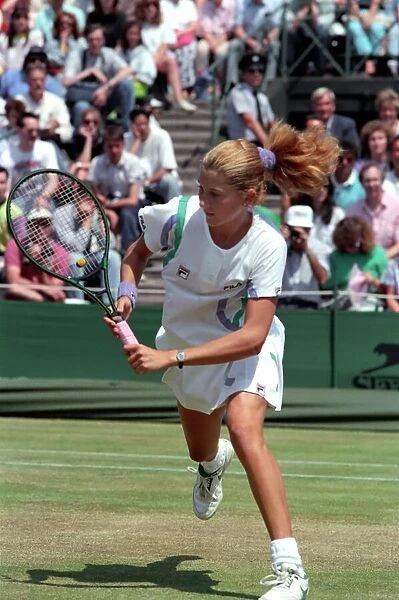 Wimbledon Tennis. Monica seles. Action. June 1989 89-3908-056