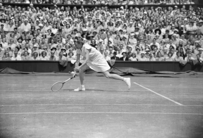Framed Print : Wimbledon Womens Singles Miss L Brough Vs Miss Du Pont 3  /  7  /  1949