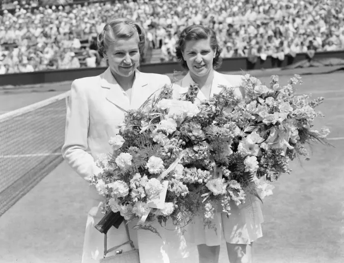Framed Print : Wimbledon Womens Singles Miss L Brough Vs Miss Du Pont 3  /  7  /  1949