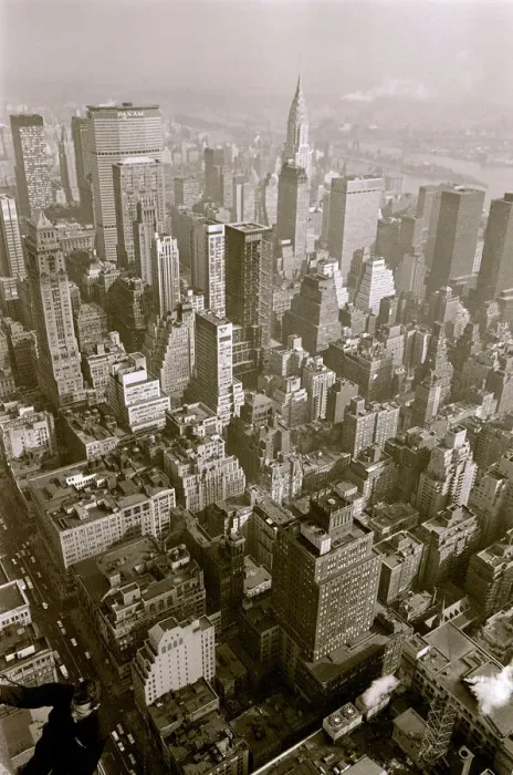 Framed Print : Window Cleaners a 1000 foot above the side walk cleaning the windows of the Empire State