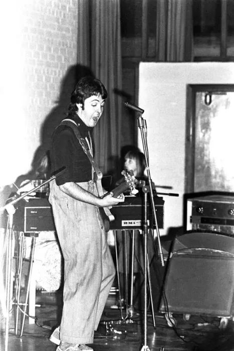 Framed Print : Wings play at the Newcastle University 13 February 1972 - Paul McCartney with wife Linda Framed Print : Wings play at the Newcastle University 13 February 1972 - Paul McCartney with wife Linda
