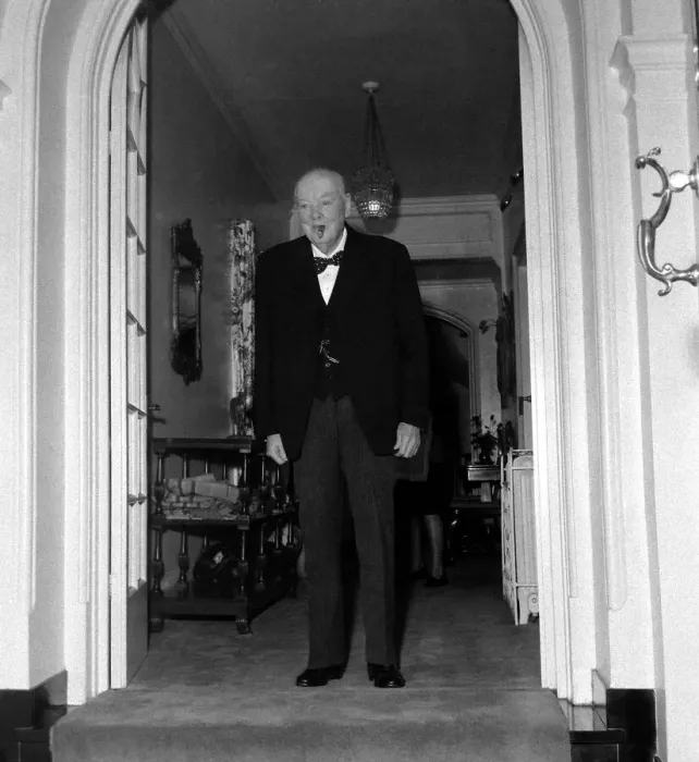 Framed Print : Winston Churchill - 1960 seen here at his Hyde Park residence following a visit by