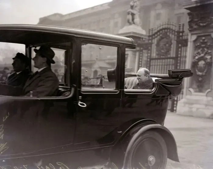 Framed Print : Winston Churchill leaving Buckingham Palace in an open top car after receiving the seal