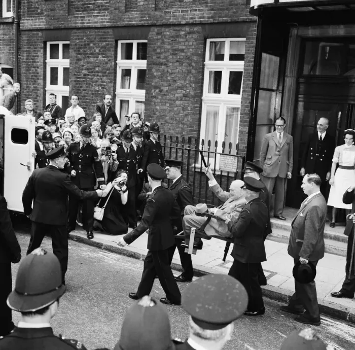 Framed Print : Winston Churchill pictured leaving Middlesex hospital. 23rd August 1962