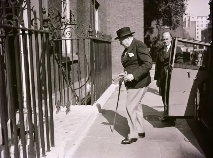 Framed Print : Winston Churchill seen here arriving at 10 Downing Street in the summer of July 1952