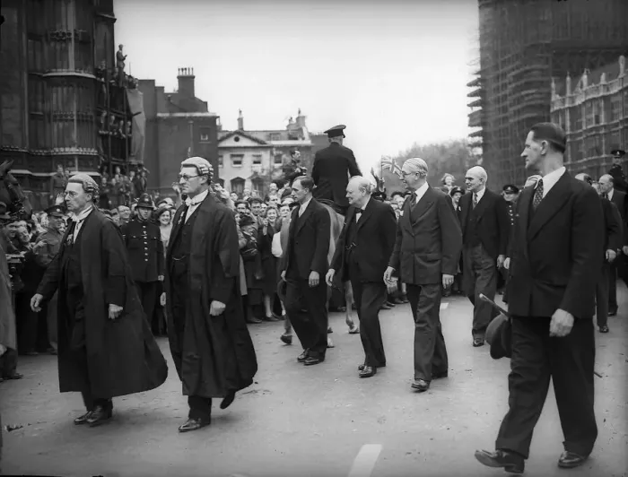 Framed Print : Winston Churchill on his way to the Houses of Parliament on VE day for victory service Framed Print : Winston Churchill on his way to the Houses of Parliament on VE day for victory service