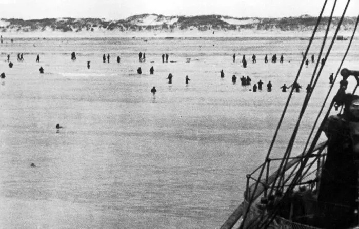Framed Print : The withdrawal from Dunkirk in Northern France showing British Expeditionary Force troops