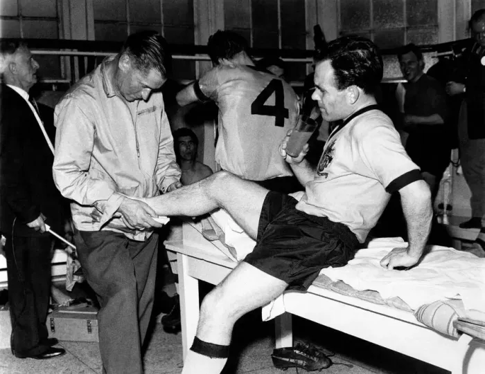 Framed Print : Wolvehampton Wanderers v Blackburn FA Cup Final 1960 In the dressing room after