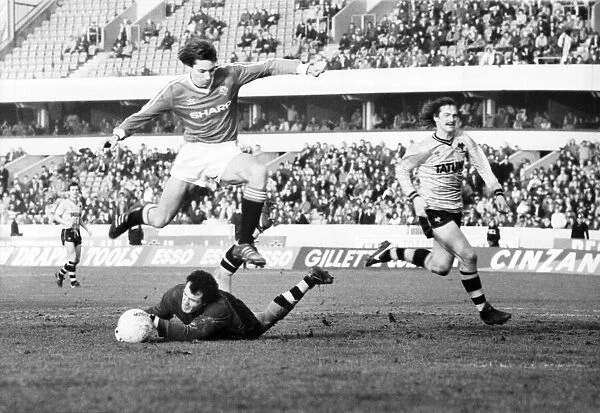 Wolverhampton Wanderers v. Manchester United. Feburary 1984 MF14-12-036 The final score