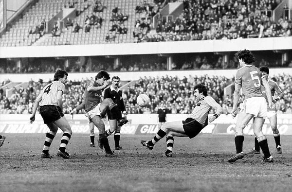 Wolverhampton Wanderers v. Manchester United. Feburary 1984 MF14-12-022 The final score