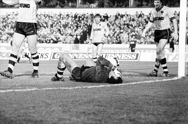 Wolverhampton Wanderers v. Manchester United. Feburary 1984 MF14-12-025 The final score
