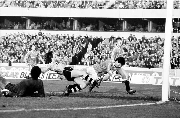 Wolverhampton Wanderers v. Manchester United. Feburary 1984 MF14-12-018 The final score