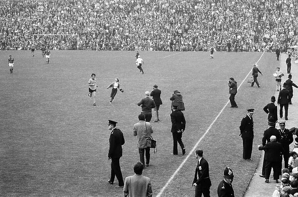 Wolverhampton Wanderers vs. Nottingham Forest. Peter Knowles runs off the pitch to