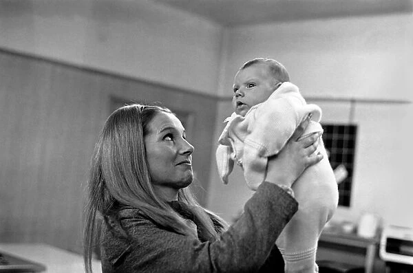 A woman with her baby girl. November 1969 Z10895-001