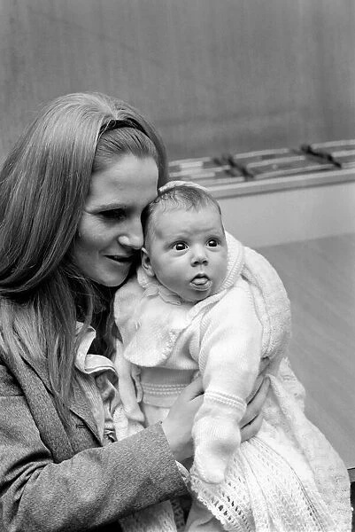 A woman with her baby girl. November 1969 Z10895-002