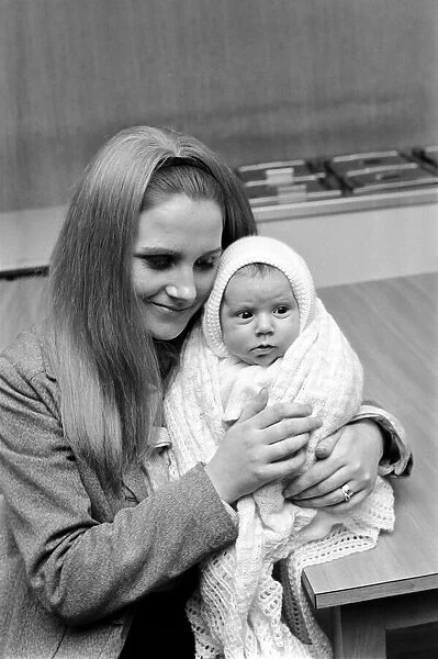 A woman with her baby girl. November 1969 Z10895-004