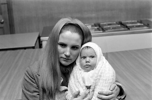 A woman with her baby girl. November 1969 Z10895-005