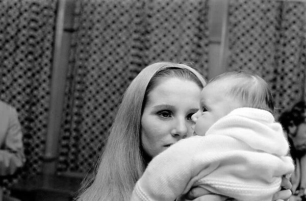 A woman with her baby girl. November 1969 Z10895-006