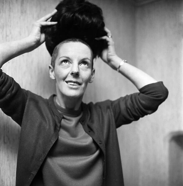 Woman with a bald head, with her wig. November 1969 Z11155-002