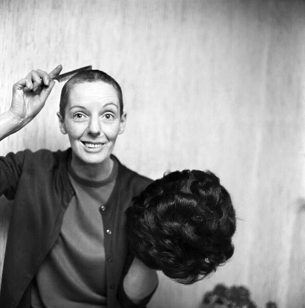 Woman with a bald head, with her wig. November 1969 Z11155-004