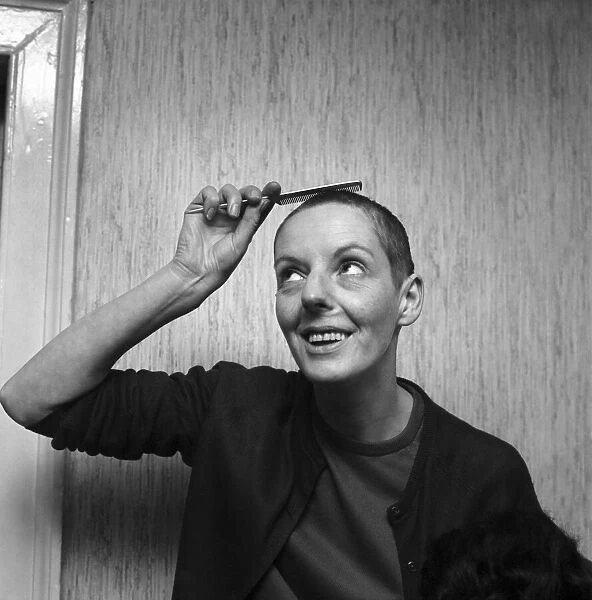 Woman with a bald head, with her wig. November 1969 Z11155-005