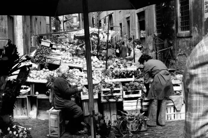 Framed Print : Woman buying fresh fruit and vegetables in a poor suburb on the outskirts of Rome