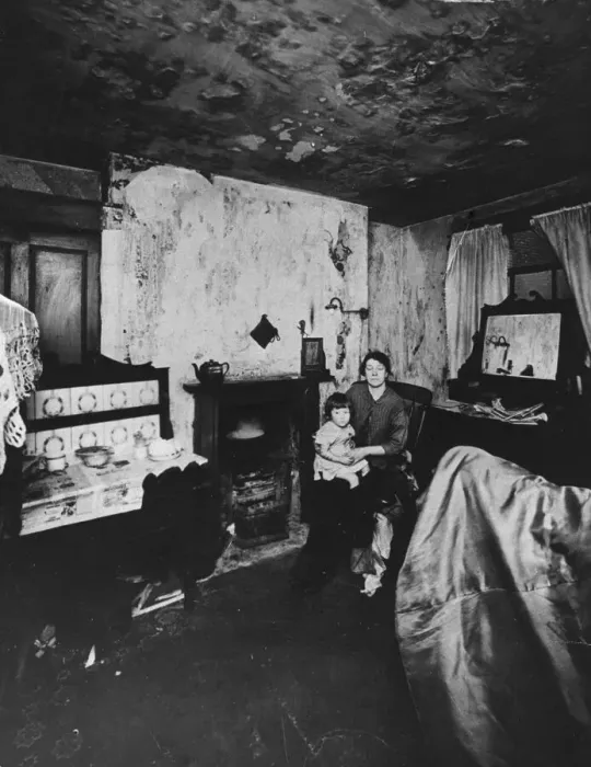 Framed Print : Woman and child in slum housing scene, Liverpool. Circa 1935