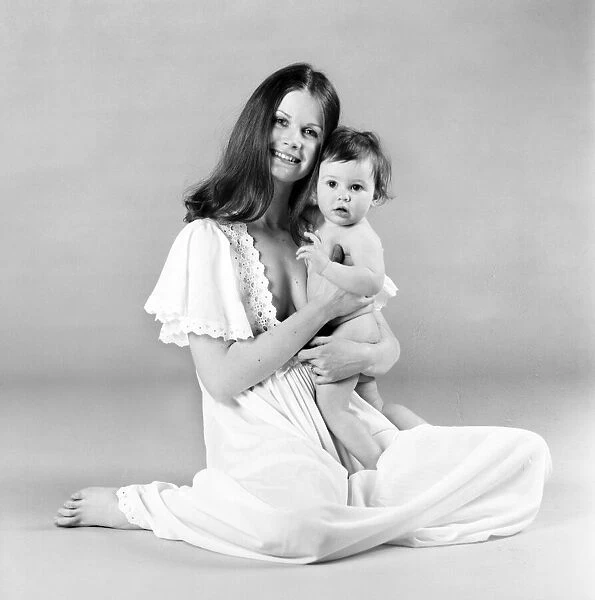 Woman and Children. Model Bertie Meaden and Daughters. March 1975 75-01632-001