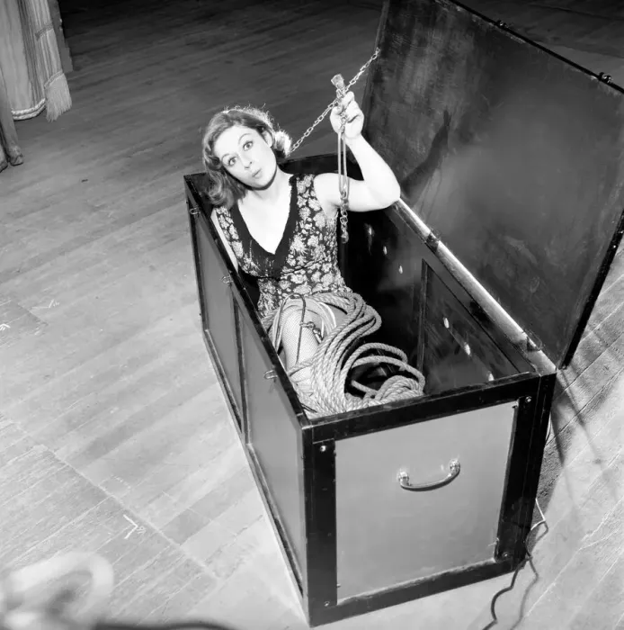 Framed Print : Woman escapologist Jill Fletcher. 1965 A1140-006