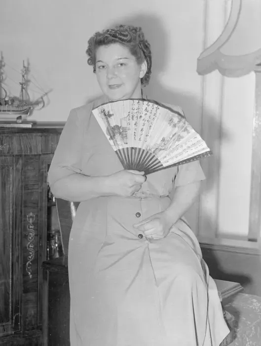 Framed Print : Woman fanning herself 1st August 1953 Mrs Irene Evans Local Caption Framed Print : Woman fanning herself 1st August 1953 Mrs Irene Evans Local Caption