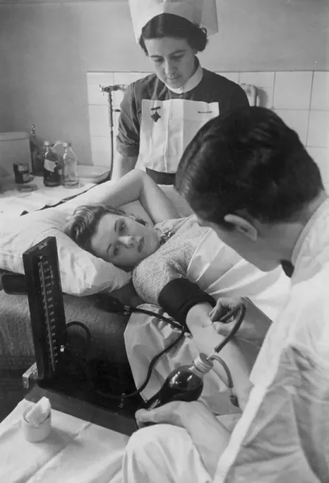 Framed Print : A woman giving blood at her doctors surgery during the Second World War as a nurse