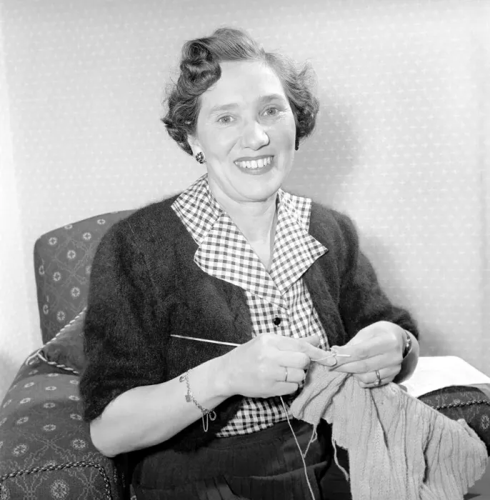 Framed Print : Woman at home knitting. Circa 1955 A119-003