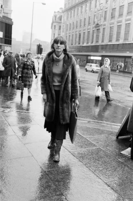 Framed Print : Woman in Manchester, photographed for a Daily Mirror Fashion Spy article Framed Print : Woman in Manchester, photographed for a Daily Mirror Fashion Spy article