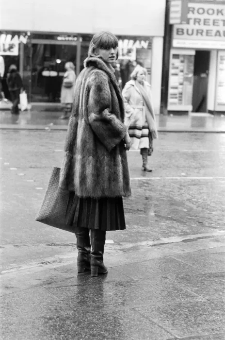 Framed Print : Woman in Manchester, photographed for a Daily Mirror Fashion Spy article Framed Print : Woman in Manchester, photographed for a Daily Mirror Fashion Spy article
