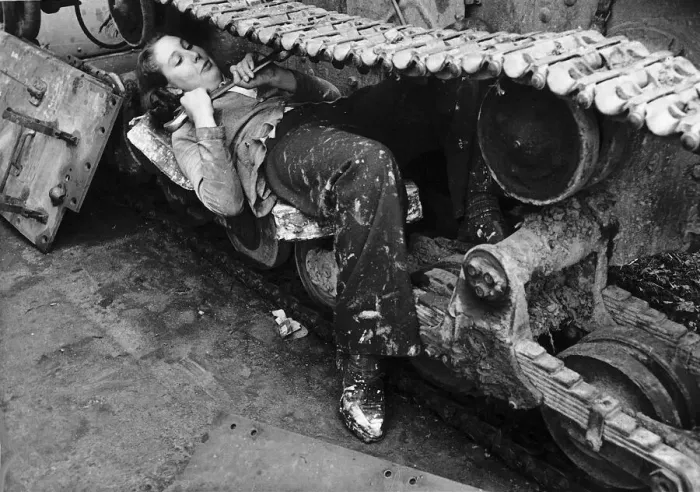 Framed Print : A woman in a Ministry of Supply munitions depot works on the catapillar track of a tank