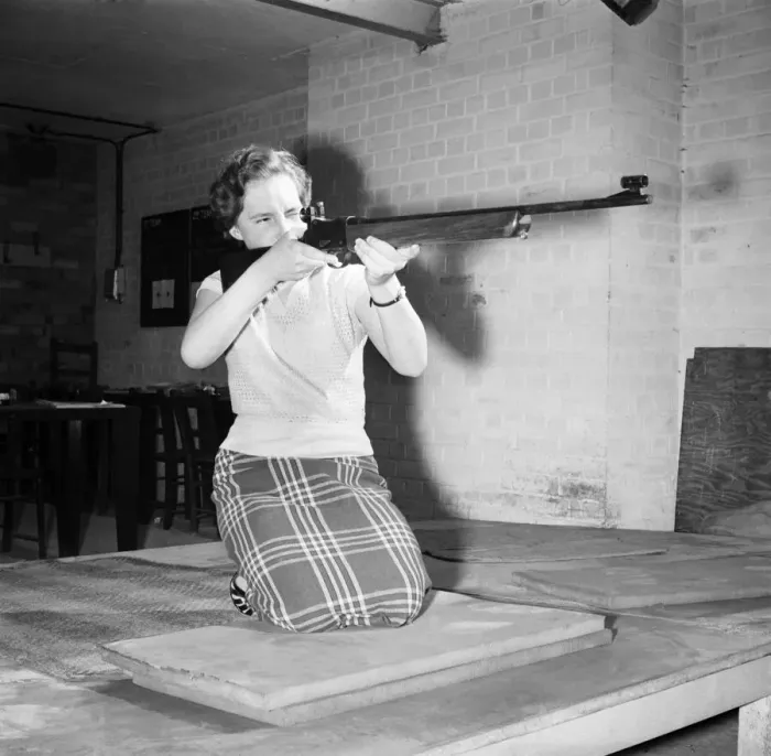 Framed Print : Woman with Rifle: Miss Mavis Felmingham, 17, the Annie Oakley