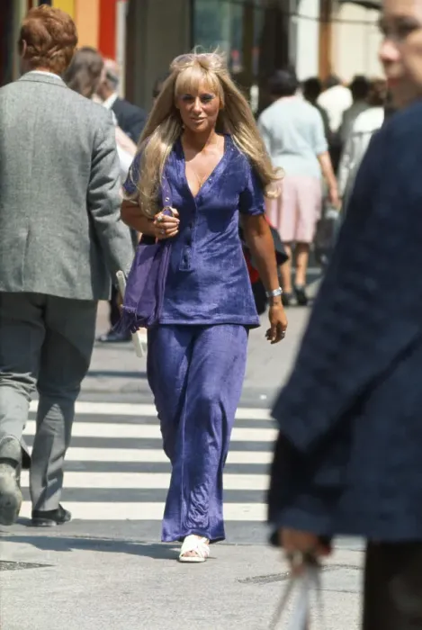 Framed Print : Woman walking down Kings Road, Chelsea, London. June 1970 Framed Print : Woman walking down Kings Road, Chelsea, London. June 1970