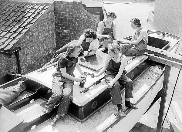 Women Boat Builders during WW2 - 1941 Women doing mens jobs during the war