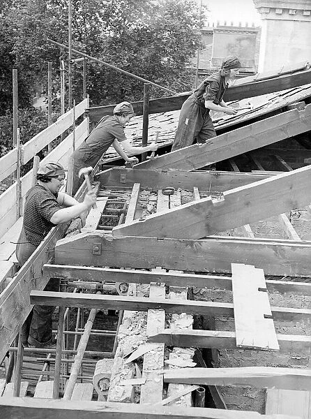 Women Builders during WW2 - June 1941 Women doing mens jobs during the war